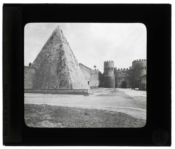 Porte de Saint-Paul et pyramide de Caius Cestius de Rome (Italie).