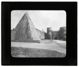 Porte de Saint-Paul et pyramide de Caius Cestius de Rome (Italie).