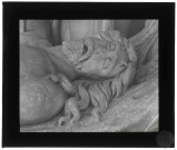 Détails de la statue de la mise au tombeau de l'église abbatiale de Saint-Germer-de-Fly (Oise).