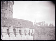 Détail de maçonnerie d'une tour des remparts de Fougères (Ille-et-Vilaine), avec au loin l'église Saint-Léonard