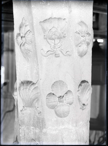 Détail d'une des piles sculptées de la nef de l'église Saint-Martin de Veules-les-Roses (Seine-Maritime)