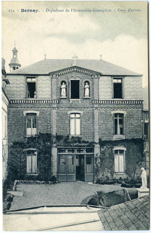 Bernay. Orphelinat de l'Immaculée-Conception - Cour d'entrée.