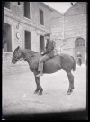 Militaire français à cheval dans la cour de la maison fermière d'Orgeville (Eure).