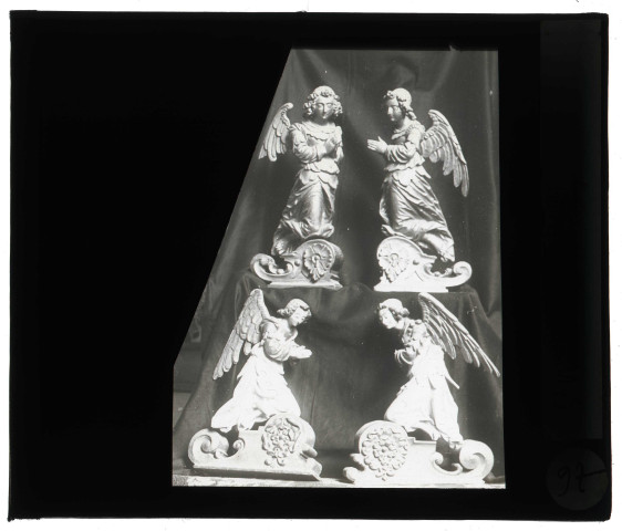 Église de Saint-Vincent-du-Boulay (Eure), quatre anges priant sur des volutes, œuvre de Michel Lourdel.