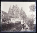 Ruisseau traversant la campagne de Charente-Maritime.