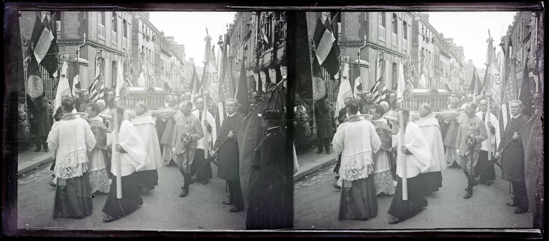 Procession en l'honneur de la béatification de Sainte-Thérèse de Lisieux à Lisieux (Calvados).