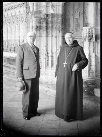 Portrait d'un moine bénédictin de l'abbaye Notre-Dame de Fontenelle de Saint-Wandrille-Rançon (Seine-Maritime) accompagné d'un homme.