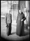 Portrait d'un moine bénédictin de l'abbaye Notre-Dame de Fontenelle de Saint-Wandrille-Rançon (Seine-Maritime) accompagné d'un homme.