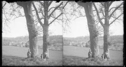 Jeunes enfants posant entre deux chênes dans la campagne aux alentours du presbytère de l'abbé Bretocq à Rosay-sur-Lieure (Eure).
