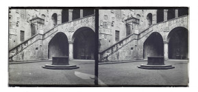 Cour intérieure ornementée avec balcon, puits et statues.
