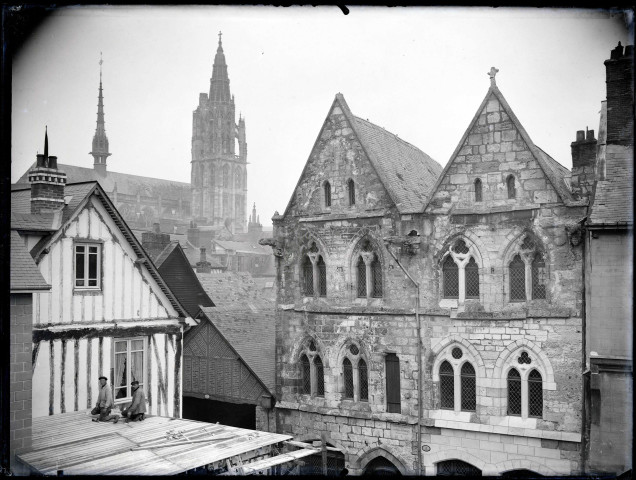 Maison des Templiers et clocher de l'église Notre-Dame de Caudebec-en-Caux (Seine-Maritime).