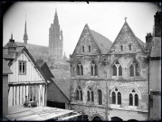 Maison des Templiers et clocher de l'église Notre-Dame de Caudebec-en-Caux (Seine-Maritime).