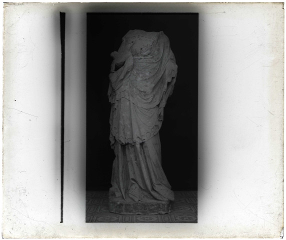 Statue de Vierge à l'enfant de Lisors (Eure) sans tête et sans l'enfant Jésus.