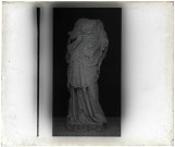 Statue de Vierge à l'enfant de Lisors (Eure) sans tête et sans l'enfant Jésus.