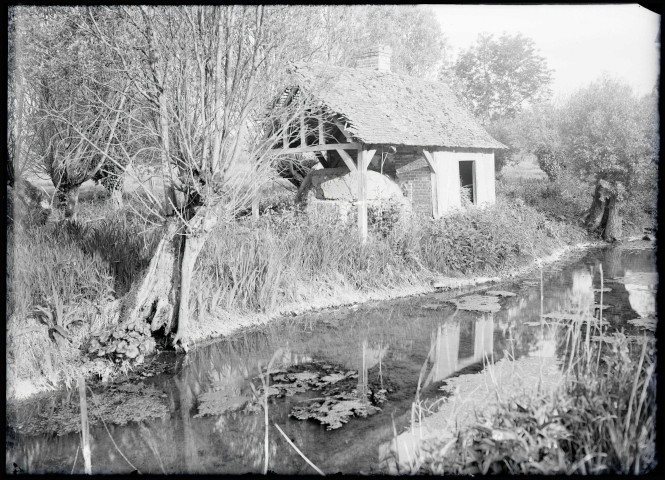 Four à pain sur la rive de la Lévrière traversant le Vexin normand.
