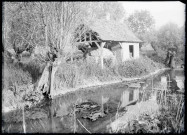 Four à pain sur la rive de la Lévrière traversant le Vexin normand.