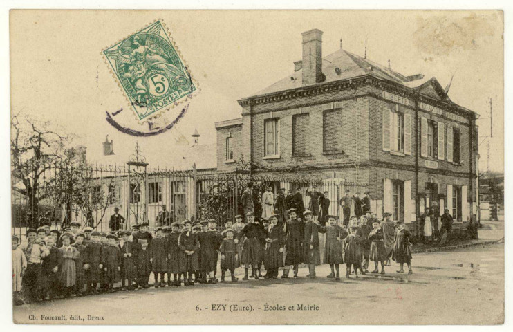 Ezy-sur-Eure. Ecoles et Mairie.