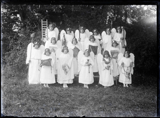Enfants costumés pour la procession de l'inauguration du calvaire de Rosay-sur-Lieure (Eure).
