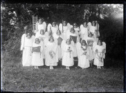 Enfants costumés pour la procession de l'inauguration du calvaire de Rosay-sur-Lieure (Eure).