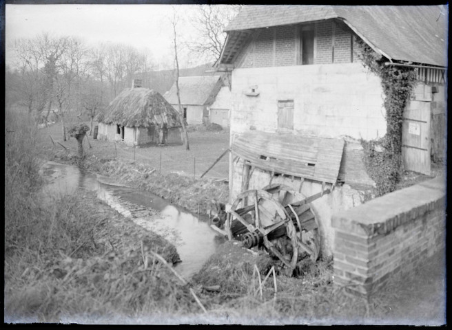 Roue à aube de moulin sur le cours de la Lévrière traversant le Vexin normand.