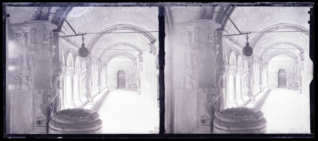 Galerie du cloître de l'abbaye de Montmajour à Arles (Bouches-du-Rhône).