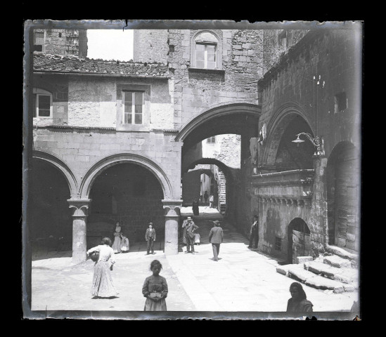 Passages sous arcades dans les rues d'une ville italienne.