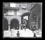 Passages sous arcades dans les rues d'une ville italienne.