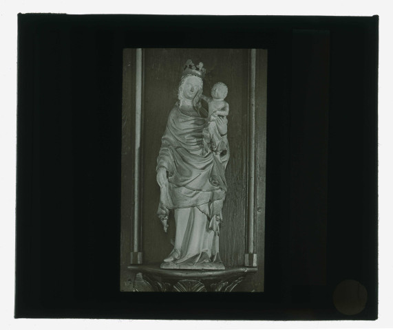 Statue de Vierge à l'enfant en calcaire polychrome, du retable latéral Nord de l'église Saint-Sigismond de Nojeon-en-Vexin (Eure, France).