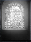 Verrière représentant la Vierge à l'enfant près de la tombe d'un soldat de la première guerre mondiale devant la cathédrale de Reims (Marne).