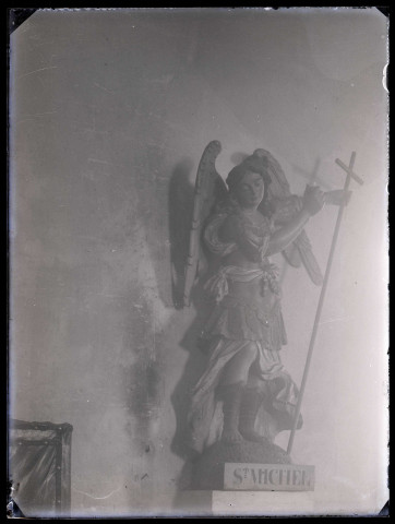 Église d'Ambenay (Eure), statue de Saint-Michel.