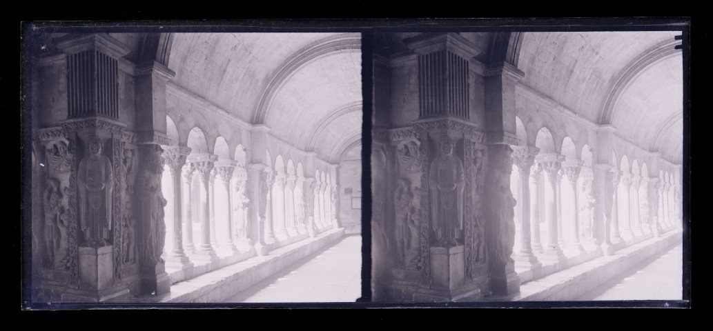 Galerie d'un cloître d'abbaye.