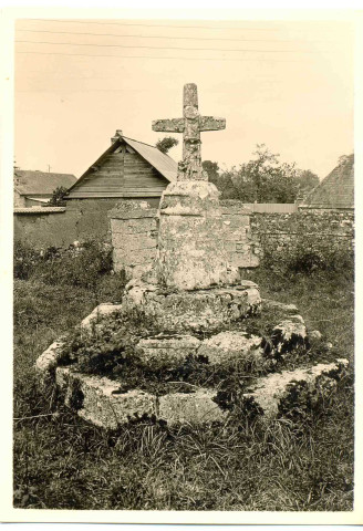 Un petit calvaire à Authevernes (Eure, France)
