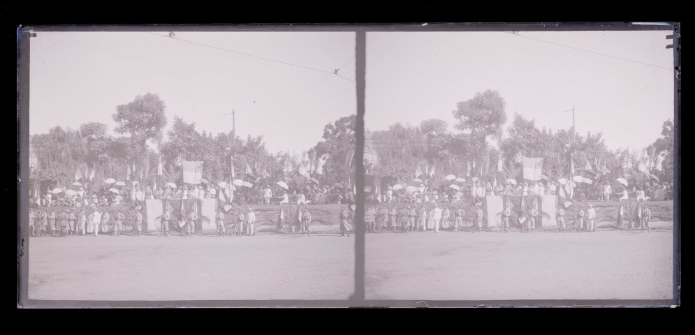 Tribunes officielles d'une cérémonie militaire française du 14 juillet à Beyrouth (Liban).