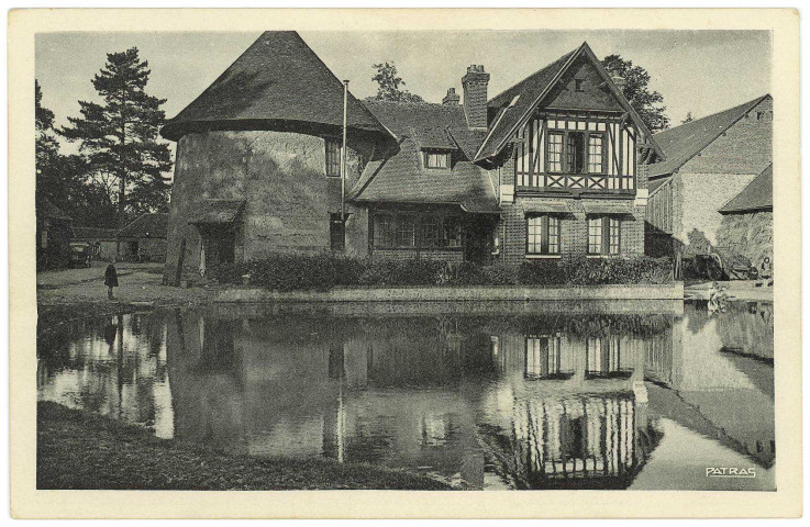 Morainville-sur-Damville. Bois Giroult Ferme, ancien pigeonnier.
