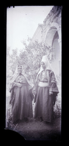 Femmes en costume traditionnel sicilien (Italie).
