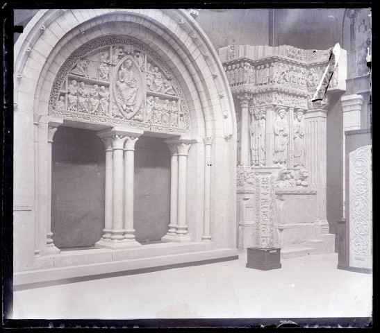 Moulage d'un portail de cathédrale, exposé au musée du Trocadéro de Paris (Seine).