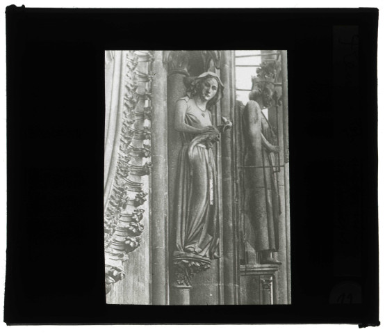 Cathédrale Notre-Dame de Reims (Marne), façade nord du transept, statue d'Ève à droite de la rose.