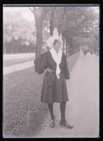 Femme en costume traditionnel breton.