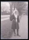 Femme en costume traditionnel breton.