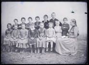 Melle Bonjean avec un groupe d'enfants dans un jardin.