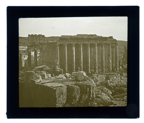 Ruines et vestiges d'un temple.