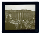 Ruines et vestiges d'un temple.