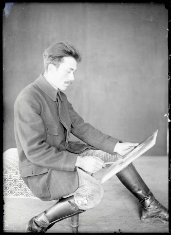 Portrait d'un homme peignant une toile représentant l'abbé Bretocq.
