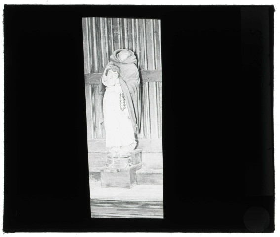 Église de Saint-Élier (Eure), statue d'un saint portant sa tête.