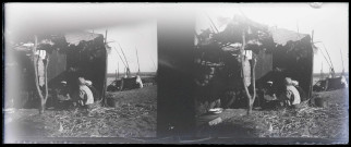 Groupe de pêcheurs dans leur cabane de fortune au bord d'une rivière.
