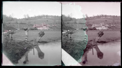 Ruisseau traversant la campagne et chaumière normande.