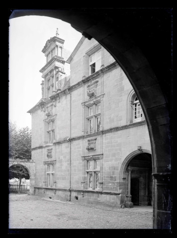 Façade ornementée d'une maison d'Uzerche (Corrèze).