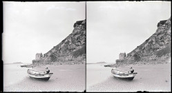 Femme à bord d'une barque échouée sur le sable près de la chapelle Saint-Aubert au Mont-Saint-Michel (Manche).