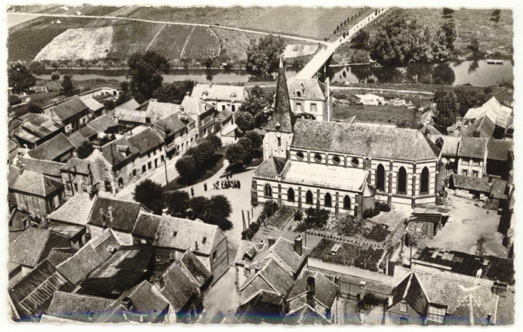 Criquebeuf-sur-Seine. En avion au dessus de Criquebeuf-Vue Générale-L'Eglise.