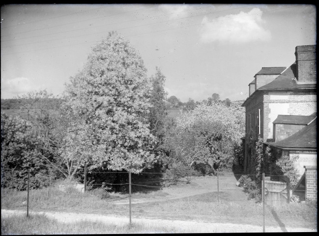 Vue sur le presbytère et son jardin de Rosay-sur-Lieure (Eure).